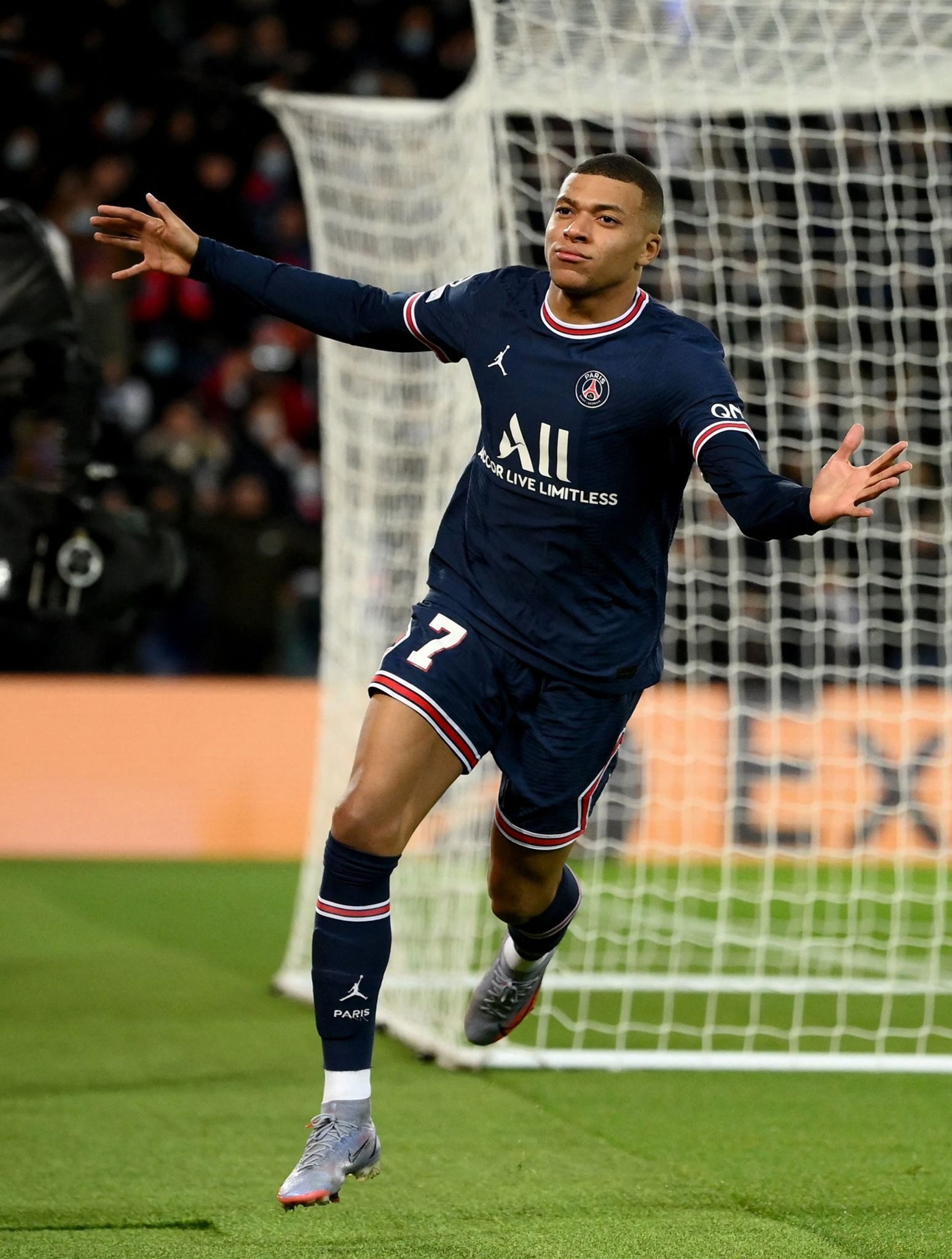 记者：世界杯抽签仪式开始前，大力神杯已经抵达华盛顿（记者：抽签仪式尚未开始，大力神杯已抵达华盛顿）