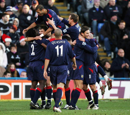 格雷米奥扳平后，主帅梅内塞斯与球迷发生口角并向其竖中指（格雷米奥追平后，主帅梅内塞斯与球迷争执并比中指）