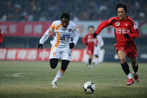 梅州2-2追平英博留住保级希望，奥马尔松破门，马马杜乌龙（梅州2-2战平英博守住保级生机：奥马尔松建功，马马杜自摆乌龙）