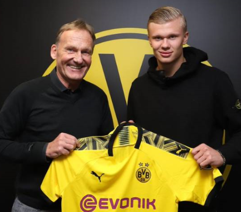 德甲半场：勒威林重炮世界波，斯图加特暂2-0云达不莱梅（德甲半场战报：勒威林远射世界波，斯图加特2-0领先云达不莱梅）